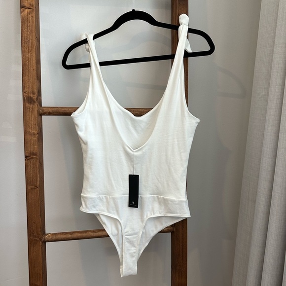 Lulu’s White Bodysuit with bows NWT - Picture 5 of 7